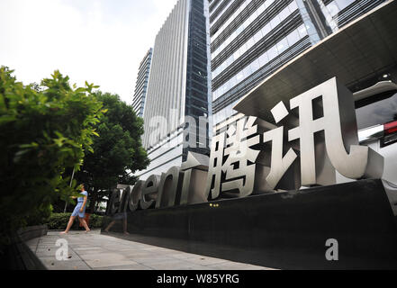 --FILE--A passeggiate a piedi passato il logo di Tencent di fronte al quartier generale di Tencent nella città di Shenzhen, sud cinese di Guangdong provinc Foto Stock