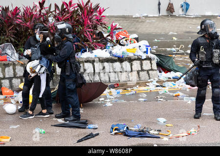 12 giugno 2019 durante un Anti extradition bill protesta al di fuori degli uffici governativi nella Admiralty. Polizia arresto di un manifestante su una strada principale al di fuori degli uffici governativi. Foto Stock