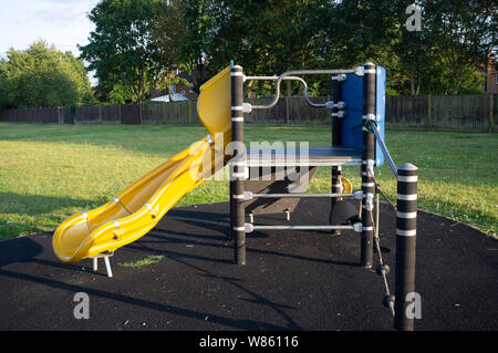 Un vuoto di parco giochi per bambini in prima serata, Caversfield, Oxfordshire Foto Stock