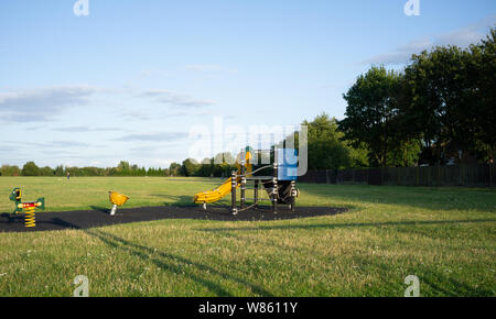 Un vuoto di parco giochi per bambini in prima serata, Caversfield, Oxfordshire Foto Stock