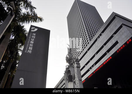 --FILE--Vista di un cartello di Shenzhen Stock Exchange presso la sua sede centrale nella città di Shenzhen, Cina del sud della provincia di Guangdong, 16 maggio 2016. Pechino Foto Stock