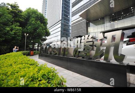 --FILE--A passeggiate a piedi passato il logo di Tencent di fronte al quartier generale di Tencent nella città di Shenzhen, sud cinese di Guangdong provinc Foto Stock