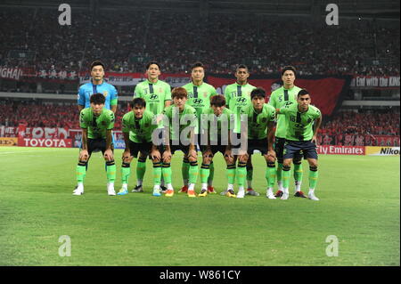 I giocatori della formazione iniziale della Corea del Sud, Jeonbuk Hyundai Motors comportano per le foto prima di competere contro la Cina Shanghai SIPG durante il loro abete Foto Stock