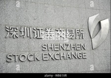 --FILE--Vista di un cartello di Shenzhen Stock Exchange presso la sua sede centrale nella città di Shenzhen, Cina del sud della provincia di Guangdong, 19 gennaio 2016. Beij Foto Stock