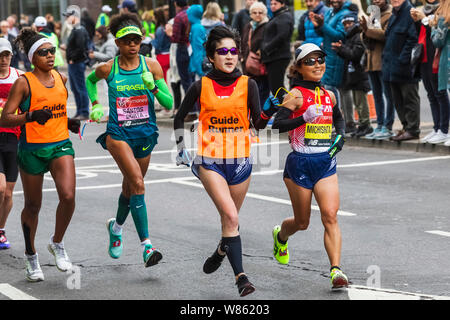 Inghilterra, London, London Marathon 2019, Giapponese Non Vedenti Runner Misato Michishita Foto Stock