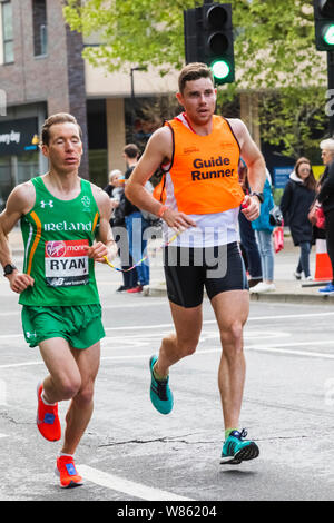 Inghilterra, London, London Marathon 2019, irlandese non vedenti Runner Dellian Ryan Foto Stock