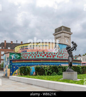 La donna di bronzo statua di Stockwell Memoriale di guerra. Progettata dallo scultore Ian Walters che ha anche progettato il Nelson Mandela statua al Festival Hall. Foto Stock