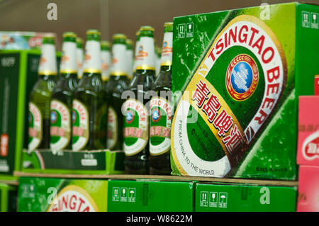 --FILE--bottiglie di Birra Tsingtao sono in vendita in un supermercato in città di Guangzhou, Cina del sud della provincia di Guangdong, 25 ottobre 2015. Fabbricante di Birra Tsingtao Foto Stock