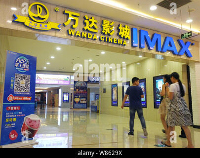 --FILE--filmgoers cinese visita a Wanda Cinema per guardare film in Yichang city, centrale cinese della provincia di Hubei, 1 agosto 2016. Wanda Cinema Linea, Ch Foto Stock