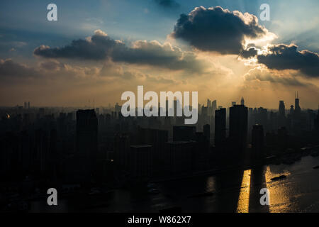 Skyline del Fiume Huangpu e Puxi con edifici ad alta al tramonto in Cina a Shanghai, 14 agosto 2016. Foto Stock