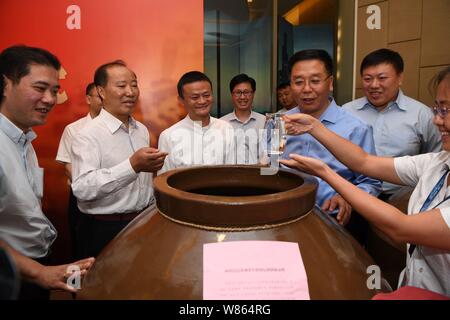 Ma Jack Yun, la terza a sinistra, presidente del gruppo Alibaba, e Yuan Renguo, seconda a sinistra, presidenti di Kweichow Moutai Co. Ltd., partecipare alla cerimonia della firma fo Foto Stock