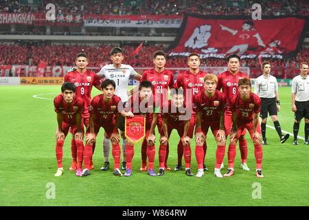 I giocatori della formazione iniziale di cinese di Shanghai SIPG comportano per le foto prima di competere contro la Corea del Sud le Jeonbuk Hyundai Motors durante il loro abete Foto Stock