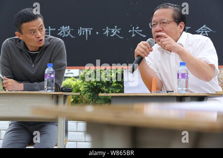 Ma Jack Yun, sinistra, presidente del gruppo Alibaba, ascolta Rupei Qin, vice governatore della provincia di Guizhou, a un seminario di formazione in un elementare scho Foto Stock