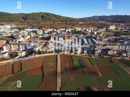 (190808) -- PECHINO, Agosto 8, 2019 (Xinhua) -- foto aerea presa il 25 dicembre 2018 mostra una vista rurale in Yangjie township di Xundian Hui e Yi contea autonoma, a sud-ovest della Cina di Provincia di Yunnan. La Cina ha visto una rapida di reddito e di crescita dei consumi nelle aree rurali negli ultimi 70 anni, secondo un rapporto da parte dell' Ufficio Nazionale di Statistica (NBS). In 2018, rurale pro capite il reddito disponibile era aumentata di 40 volte dal 1949 a riposo a 14,617 yuan (circa 2,088 dollari USA) in termini reali dopo aver dedotto elementi del prezzo, fino 5,5 percento in media ogni anno la NBS ha detto. Il paese della u Foto Stock