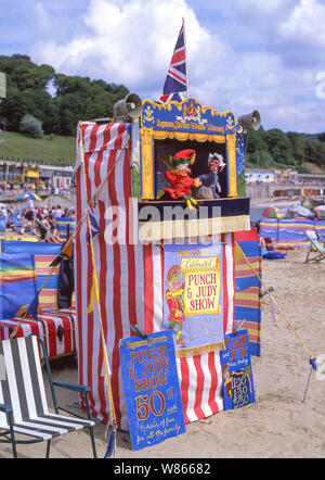 Il tradizionale 'Punch e Judy' uno spettacolo di burattini sulla spiaggia, Lyme Regis, Dorset, England, Regno Unito Foto Stock