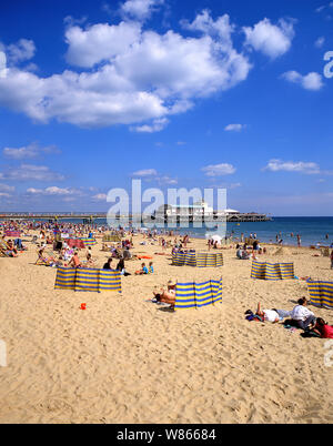 Spiaggia affollata in estate, Bournemouth Dorset, England, Regno Unito Foto Stock