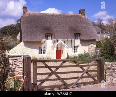 Cottage con il tetto di paglia, strada principale, West Lulworth, Dorset, England, Regno Unito Foto Stock