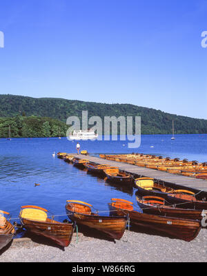 Battello da crociera e le barche a remi sul Lago di Windermere, Bowness-on-Windermere, Parco Nazionale del Distretto dei Laghi, Cumbria, England, Regno Unito Foto Stock