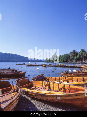 Battello da crociera e le barche a remi sul Lago di Windermere, Bowness-on-Windermere, Parco Nazionale del Distretto dei Laghi, Cumbria, England, Regno Unito Foto Stock