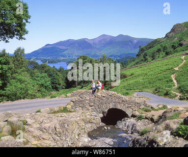 Ashness ponte sopra Derwentwater, Parco Nazionale del Distretto dei Laghi, Cumbria, England, Regno Unito Foto Stock