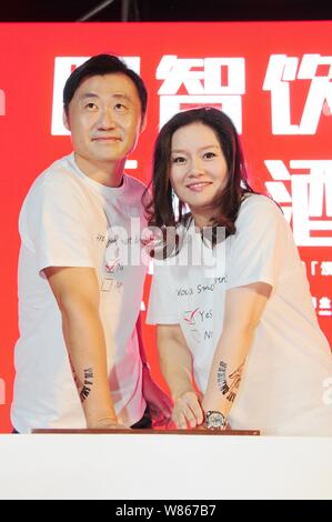 Incinta pensionato cinese superstar tennis Li Na, destra e suo marito Jiang Shan frequentare un beneficio per il pubblico evento per promuovere "No la guida in stato di ebbrezza' in Shan Foto Stock