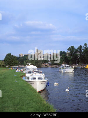 Il Castello di Windsor e barche sul Fiume Tamigi, Windsor, Berkshire, Inghilterra, Regno Unito Foto Stock