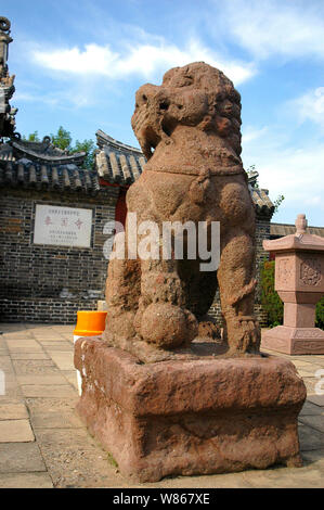 Un leone di pietra è sul display nella parte anteriore del tempio Fengguo nella contea di Yi, Jinzhou city, a nord-est della Cina di provincia di Liaoning, 2005. Foto Stock