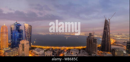 Bella vista panoramica di area Corniche .Vista aerea di West Bay area del centro della città di Doha Foto Stock