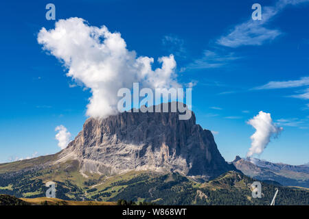 Ottima vista sul Sassolungo - Gruppo del Sasso Lungo, valle Gardena. Parco Nazionale Dolomiti Alto Adige Südtirol. Località di Ortisei, Santa Cristina e Selva di Val Gardena Foto Stock