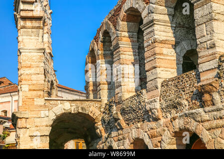 L'Arena di Verona è un anfiteatro romano situato nel centro storico di Verona. In estate ospita il famoso festival di opera e molti international Foto Stock