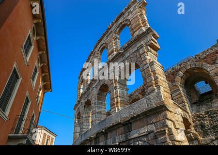 L'Arena di Verona è un anfiteatro romano situato nel centro storico di Verona. In estate ospita il famoso festival di opera e molti international Foto Stock