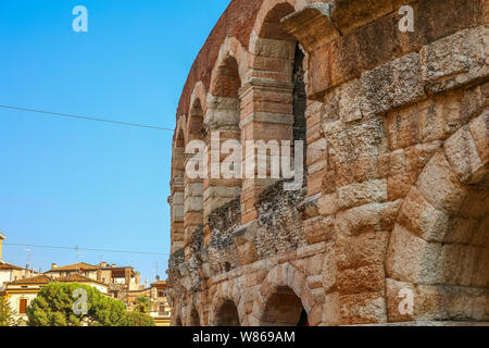 L'Arena di Verona è un anfiteatro romano situato nel centro storico di Verona. In estate ospita il famoso festival di opera e molti international Foto Stock