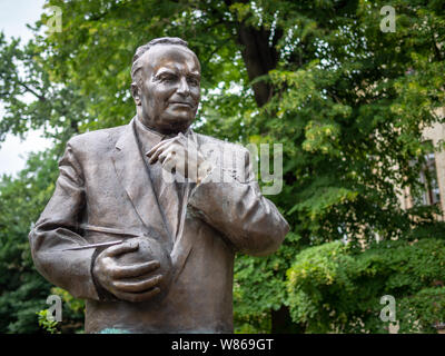 KIEV, UCRAINA-luglio 23, 2019: razzo sovietico ingegnere Sergei Pavlovich Korolev (Korolyov) il monumento in bronzo da Oleynik M. O. Foto Stock