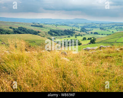 Vista verso Pendle Hill da un punto di vista sopra Gordale Scar vicino Malham Yorkshire Dales National Park in Inghilterra Foto Stock