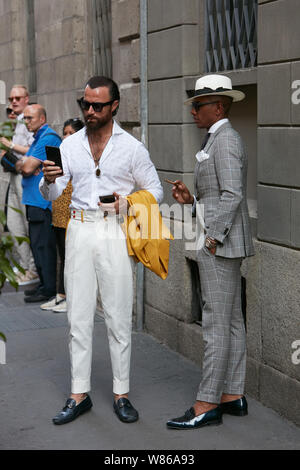 Milano, Italia - 15 giugno 2019: uomini eleganti con prima di Versace fashion show, la Settimana della Moda Milanese street style Foto Stock