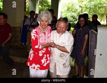 Maria Previte dagli Stati Uniti, a sinistra, e Wang Chenghan che hanno salvato la sua 71 anni fa posano per una foto di come essi si riuniscono a Wang home di Guiyang c Foto Stock