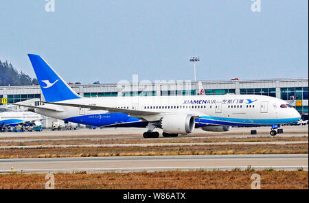 --FILE--Un Boeing Dreamliner 787-8 di Xiamen aereo taxi dopo lo sbarco a Fuzhou Changle Aeroporto Internazionale della città di Fuzhou, a sud-est della Cina di Fuji Foto Stock