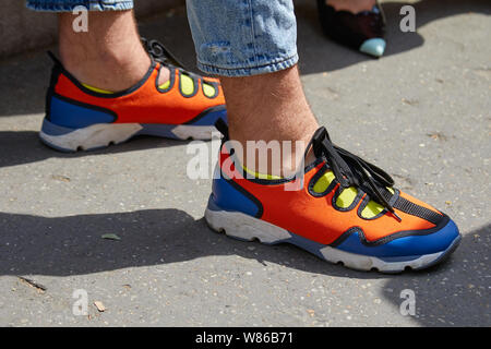 Milano, Italia - 15 giugno 2019: Uomo con arancio, il blu e il giallo scarpe prima Marni fashion show, la Settimana della Moda Milanese street style Foto Stock