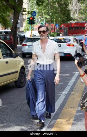 Milano, Italia - 15 giugno 2019: l'uomo con una camicia bianca e pantaloni blu prima di Marni fashion show, la Settimana della Moda Milanese street style Foto Stock