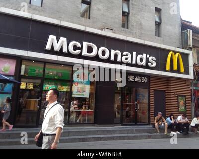 --FILE--A passeggiate a piedi passato a un fast food ristorante di McDonald in Pechino, Cina, 1 giugno 2016. McDonald's sta lottando per attirare il calibro Foto Stock