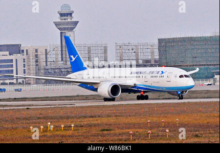 --FILE--Un Boeing Dreamliner 787-8 di Xiamen aereo taxi per il decollo a Fuzhou Changle Aeroporto Internazionale della città di Fuzhou, a sud-est della Cina di Fujia Foto Stock