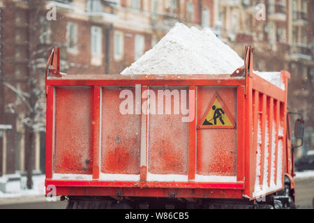 Rimozione della neve macchine. Il carrello caricato con la neve. Foto Stock