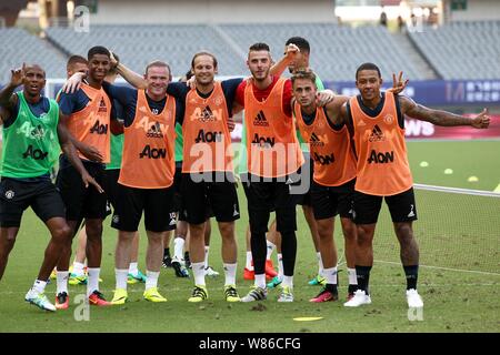 (Da sinistra) Ashley giovani, Marcus Rashford, Wayne Rooney, Daley cieco, David de Gea, Adnan Januzaj e Memphis di Manchester United pongono durante un treno Foto Stock