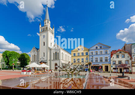 Bytow, provincia di Pomerania, Polonia, ger.: Butow. Chiesa di Santa Caterina di Alessandria e San Giovanni Battista sulla piazza del mercato. Foto Stock