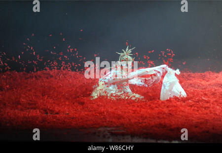 Un ballerino cinese esegue durante una performance di Yang Liping il ballo nuovo 'sotto assedio - La storia completa di Addio mia concubina' in Shenyang city, n. Foto Stock
