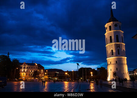 Vilnius, Lituania. Il punto di vista della Piazza del Duomo con il campanile e la Basilica Cattedrale di San Stanislao e San Vladislav in estate di notte Foto Stock