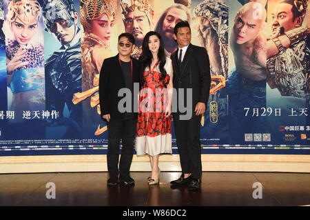 (Da sinistra) Kungfu cinese Star Jet Li, attrice Fan Bingbing e Hong Kong attore Jacky Heung arrrive per la premiere del loro nuovo film 'Lega di andare Foto Stock