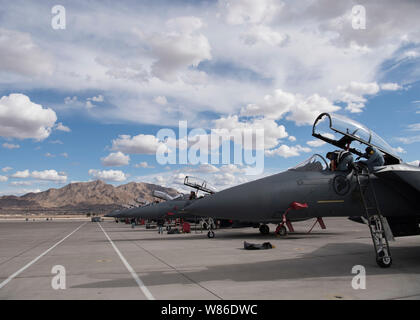 Avieri dal 428th Fighter Squadron ispezionare i loro F-15SG Strike Eagle post-volo Marzo 21, 2019, a bandiera rossa alla Nellis Air Force Base in Nevada. Bandiera rossa è il mondo del premiere air-air Combat training esercizio. (U.S. Foto di Airman di prima classe Kobialka Andrew) Foto Stock