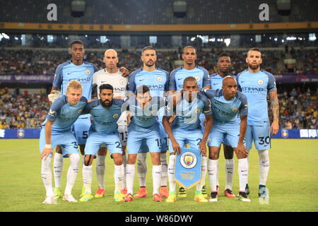 I giocatori della linea di partenza-up del Manchester City posano per una foto di gruppo prima di competere contro il Borussia Dortmund durante il match di Shenzhen del Foto Stock