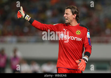 Il portiere Roman Weidenfeller del Borussia Dortmund guestures ai compagni di squadra durante il match di Shanghai del 2016 International Champions Cup ancora in Cina Foto Stock